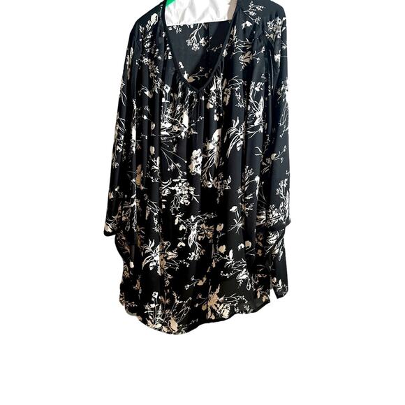 Avenue Black & White V-Neck Blouse • Butterfly Sleeves • Plus 26 • Flowing Fit - Picture 1 of 6